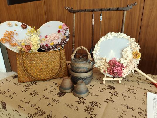 Sino-Dutch Life Honey Club Shanghai Branch held a DIY handmade event with dried flower fans
