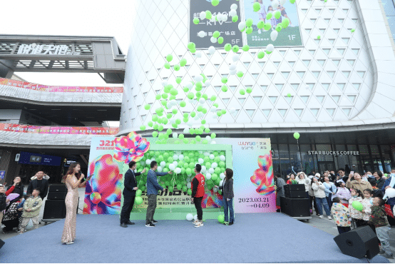 There are bright spots in the off-season marketing. Seazen Holdings Group Tianjin Binhai Wuyue Plaza’s new spring festival is colorfully opened