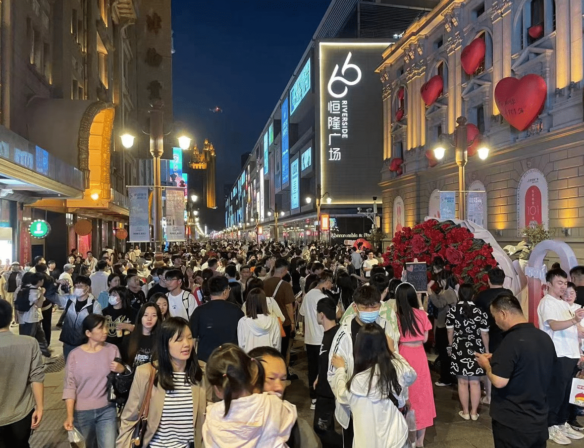 Golden Street on Heping Road in Tianjin is crowded with people again, and the “Century-year-old business heritage site” is revitalized