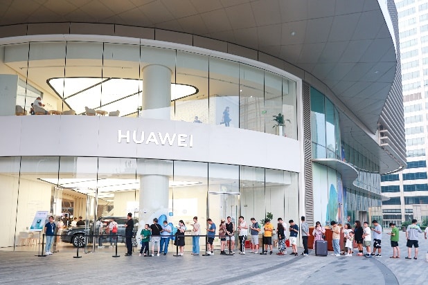 The popularity is overwhelming!Tianjin Huawei store rushes to buy Mate 60 Pro, consumers line up to pick up the machine, causing a boom