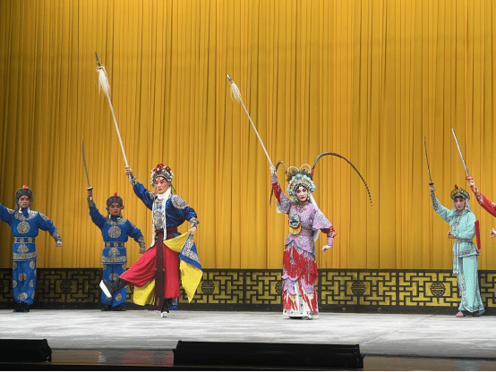 Zheng Yecheng invites teachers to watch operas on Teachers’ Day, treasure actors carry forward traditional opera culture
