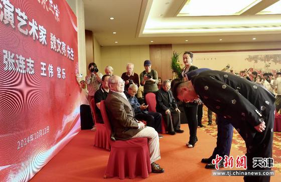 Tianjin: Wei Wenliang, a cross talk artist who inherits the art of inheritance, welcomes Zhang Lianzhi and other new disciples